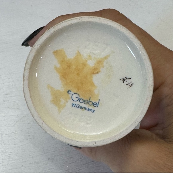 Goebel Girl Holding Flowers "For Mother" Figure #257 Collectible 1963 - Picture 10 of 13